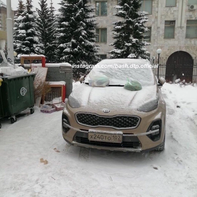 Парковки у мусорных контейнеров препятствуют вывозке мусора с вашего же двора | Источник: instagram.com / bash.dtp.official