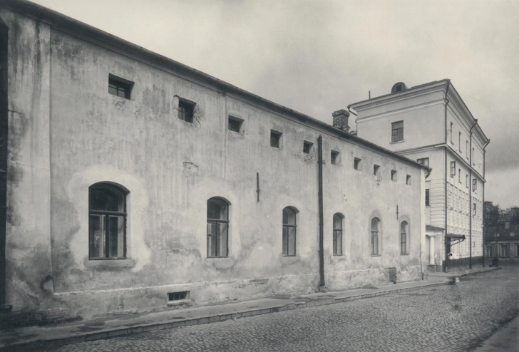Неизвестный фотограф. Фасад трапезной палаты Аптекарского приказа со стороны Староваганьковского переулка. Начало ХХ века. Коллекция Музея архитектуры им. А. В. Щусева. | Источник: пресс-служба выставки