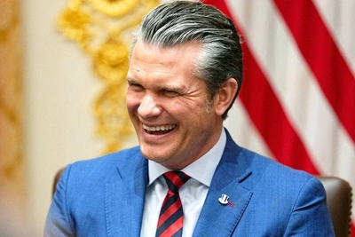 Шокирующие траты Хегсета: миллиарды на краба и кресла