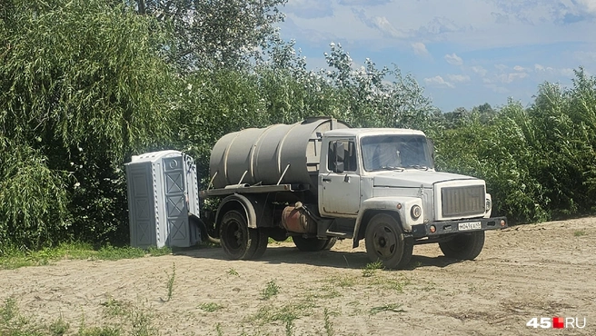 Есть туалет. Когда корреспондент была на пляже, приезжала ассенизаторская машина | Источник: Дарья Никитченко / 45.RU