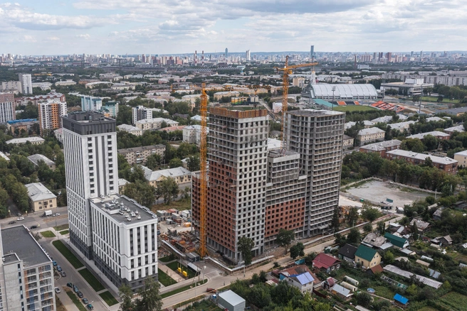 Открытое игровое поле и манеж футбольной академии находится буквальное через два двора от дома (в правом верхнем углу на фото) | Источник: PRINZIP