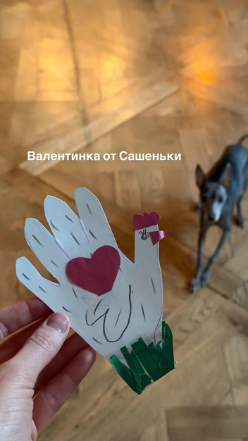 Сын смастерил для мамы милую открытку | Источник: klyukina_d / Instagram.com*