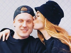 Бойфренд Анны Седоковой покрасил ей корни и признался, что будет любить ее любой