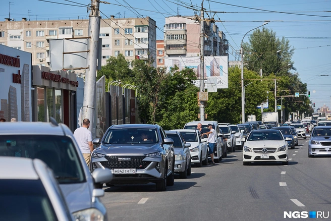Очередь на Дуси Ковальчук стоит так долго, что водители начали выходить из машин и общаться | Источник: Александр Ощепков / NGS.RU
