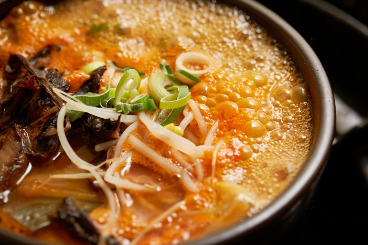 Суп — то, что нужно при похмелье | Источник: mnimage/Shutterstock/Fotodom.ru