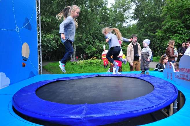 В Полысаево семилетний ребенок получил тяжелую травму на батуте — идет следствие | Источник: Артём Устюжанин / E1.RU