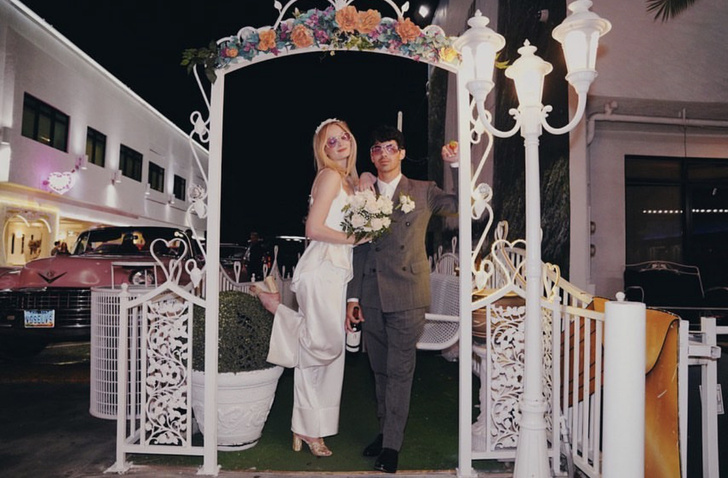 Из неизданного: Софи Тернер поделилась новыми свадебными фото в годовщину церемонии. И они сумасшедшие