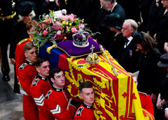 Скорбят по хозяйке. Фото корги Елизаветы II на похоронах
