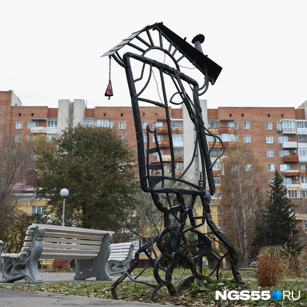 Дом счастья — очень символичная скульптура | Источник: Евгений Софийчук / NGS55.RU