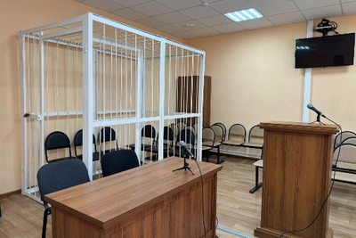 Амурчанин нарвал более килограмма конопли через щель в заборе