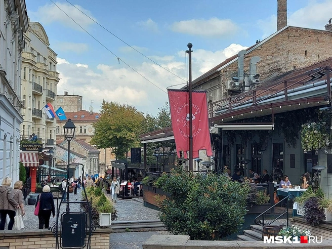 Если заметите, сербский и российский триколоры очень похожи | Источник: Анна Голубницкая / MSK1.RU