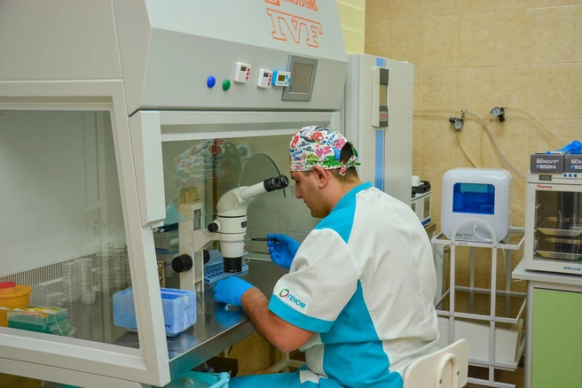 Специалисты клиники опираются на результаты новейших научных достижений | Источник: Клиника «Геном»