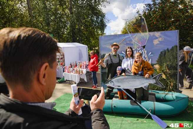 Одна из фотозон с неизменным рыбаком | Источник: Надежда Тихомирова / 45.RU