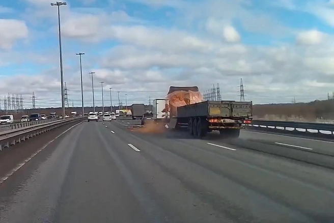 Скриншот видео из группы «ДТП и ЧП | Санкт-Петербург» | www.fontanka.ru