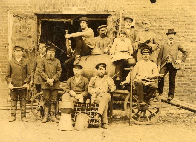 Съемка 1900–1919 годов. На фото группа мастеров, предположительно&nbsp;— работники винокуренного завода | Источник: фонды ОГАЧО