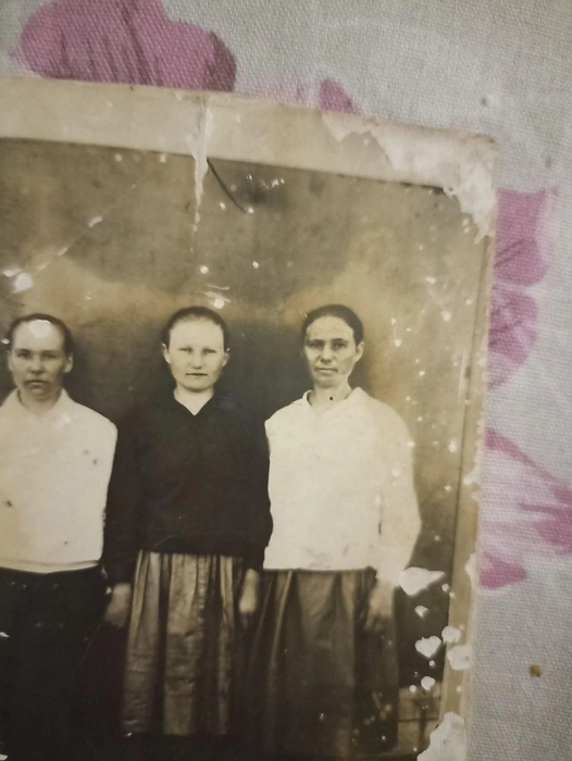 Когда началась война, мать рассказчицы (на фото в центре) осталась одна с пятью детьми | Источник: Ирина Господаренко / NGS22.RU