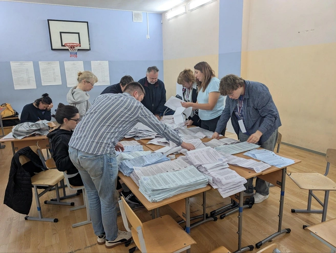 Подсчет голосов после выборов 18–20 сентября в Петербурге | Источник: Михаил Огнев / FONTANKA.RU