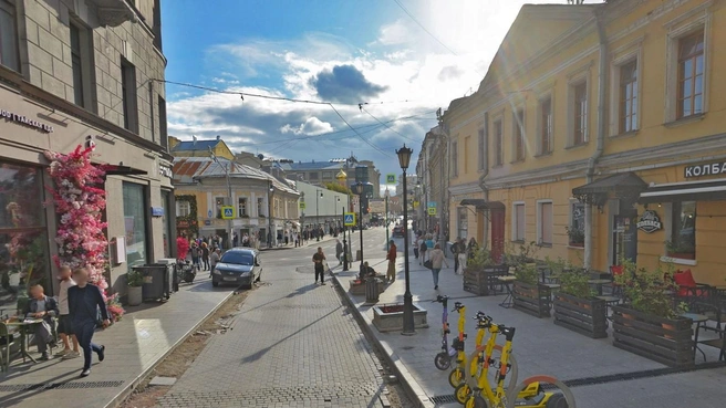 В центре Москвы в здании 1840 года постройки прорвало трубу и произошло задымление | Источник: Яндекс Панорамы
