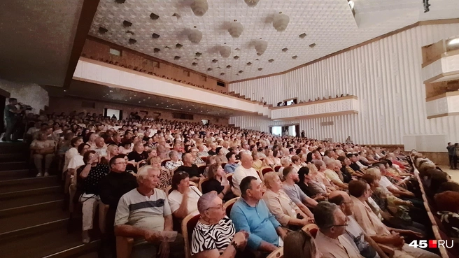 На «Середине лета» почти не было пустых мест в зале. Курганцы пришли поддержать земляков и встретиться с Юрием Гальцевым | Источник: Александр Лисихин / 45.RU