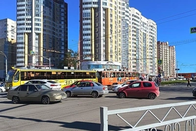 В Екатеринбурге трамвай парализовал перекресток