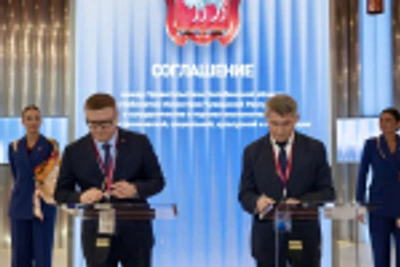 Олег Николаев подписал соглашения с двумя регионами на ПМЭФ