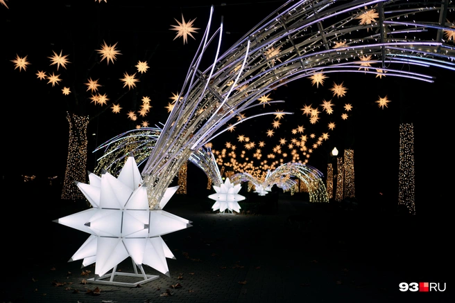 Такие красивые звезды установлены возле стадиона «Динамо» | Источник: Дарья Паращенко / 93.RU