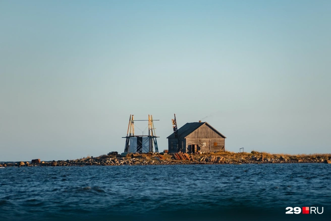 Этой осенью в Архангельской области отремонтировали Летне-Орловский маяк — на фотографии как раз запечатлен процесс ремонта | Источник: Иван Митюшев