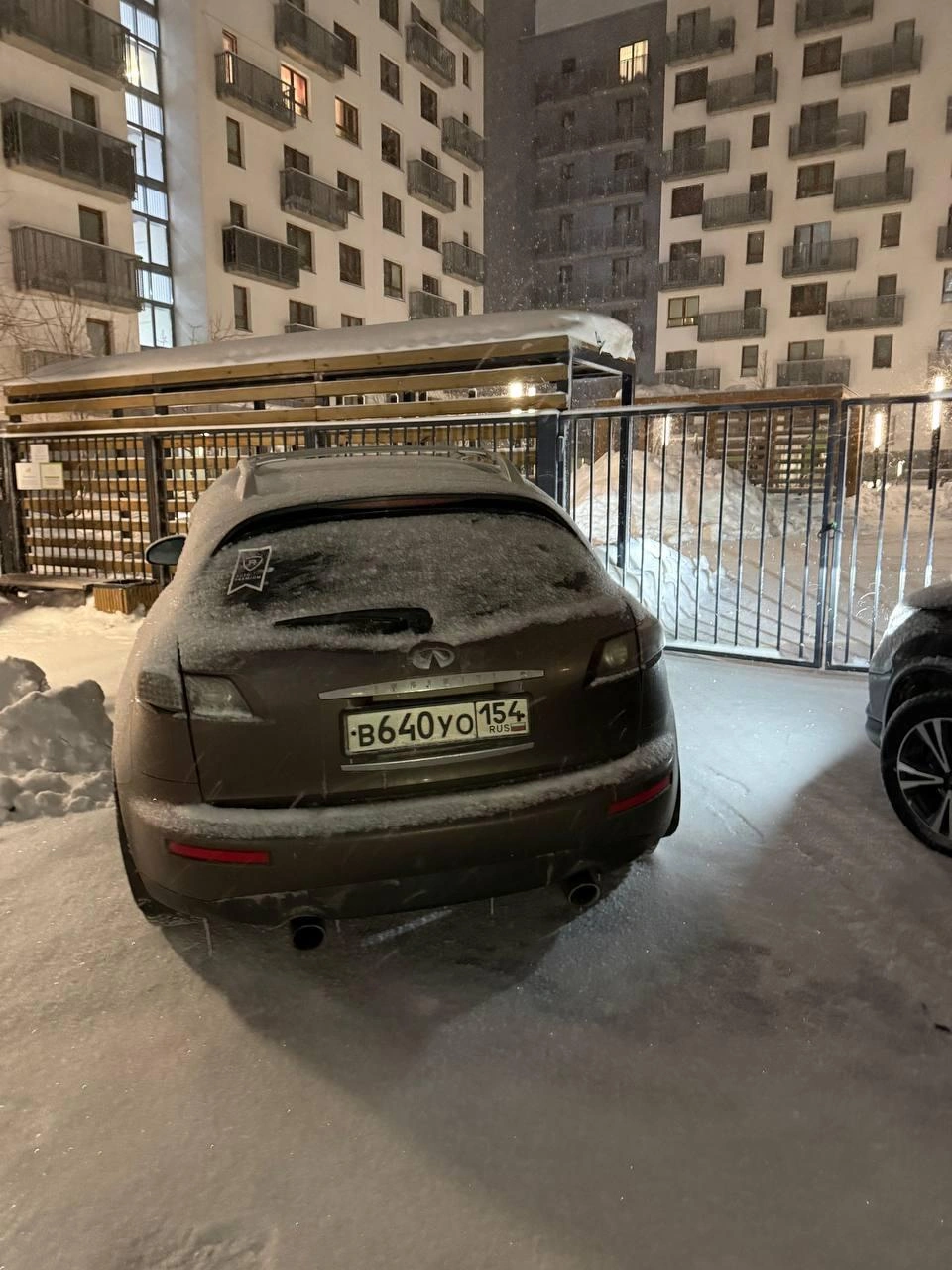 На воротах есть даже объявление с просьбой не оставлять машины перед въездом  | Источник: читатель Алексей