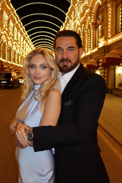 Курбан Омаров с женой Валерией | www.starhit.ru