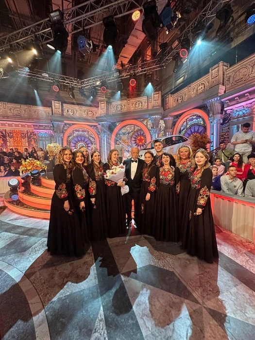 Хор из Югры покорил своим пением зрителей и ведущего | Источник: администрация города Югорска
