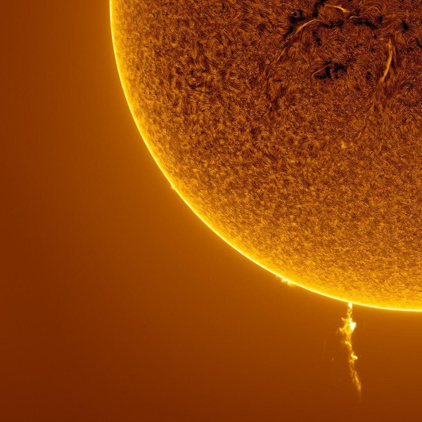 Посмотрите, как из Солнца вырывается столб плазмы: 4 космически красивых фото звезды
