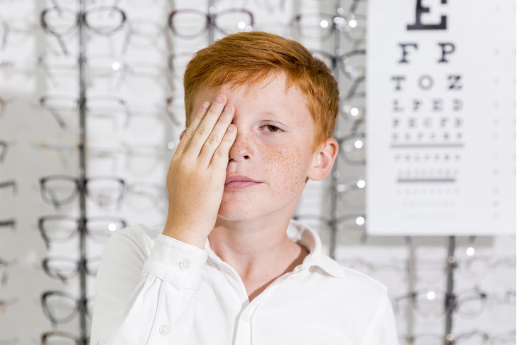Скоро в школу: как учеба, гаджеты и наследственность влияют на зрение детей