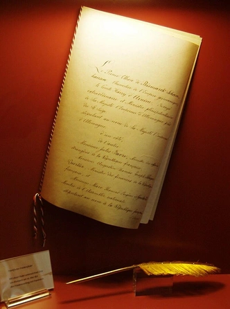 Договор и перо, которым Бисмарк подписал договор | Источник: Sendker / wikipedia.org