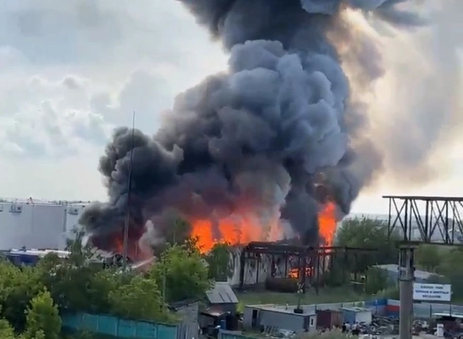 Опубликовано видео пожара на складе в Рыбном | ya62.ru