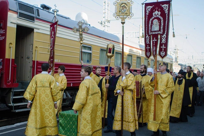 Служители читинской епархии приготовили алтарь для святынь и ждут выхода старца Илия к встречающим. | Источник: Анна Хвостова