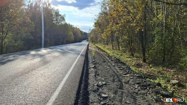 Водители ругают обочины, которые почему-то оказались намного ниже уровня дороги | Источник: читатель E1.RU