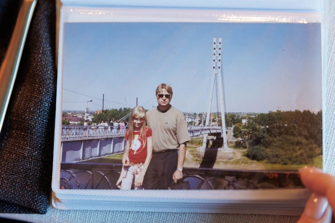 Алена с папой возле моста влюбленных  | Источник: Ирина Шарова / 72.RU 
