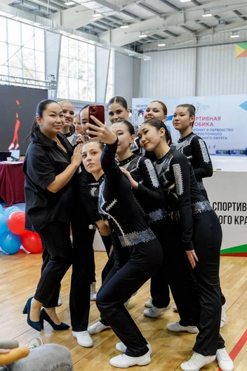Спортсмены выполняют сложные элементы под музыку | Источник: Виктория Еркович