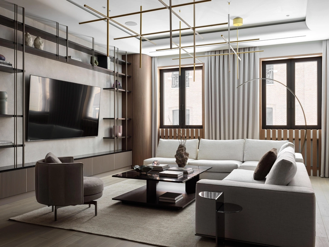 Гостиная. Диван Hamilton, столик Flirt, кресло Torii small — все, Minotti. ТВ-стенка и системы хранения выполнены по эскизам дизайн-студии, столярная мастерская Пшеничного. Торшер Circle, Bontempi. Ковер, Dovlet House. | Источник: Сергей Красюк. стиль: Дарья Соболева