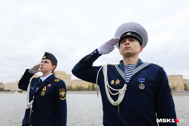 Прошел традиционный марш курсантов и подъем флага России | Источник: Артём Устюжанин / MSK1.RU