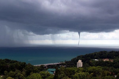 В Сочи объявлена опасность формирования смерчей