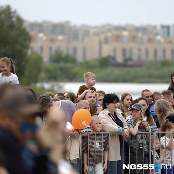 Толпа собралась еще до того, как началась раздача мороженого | Источник: Евгений Софийчук / NGS55.RU