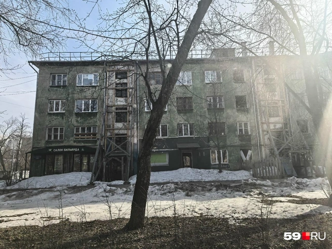 Так дом выглядел 2 апреля&nbsp;— забора вокруг него не было | Источник: Василина Любимова / 59.RU