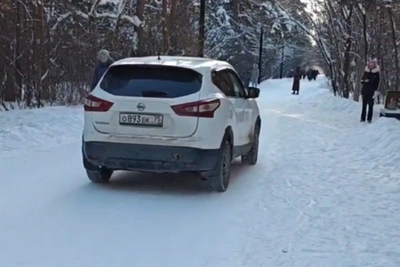 Водитель Nissan проехал по пешеходной дорожке в бору