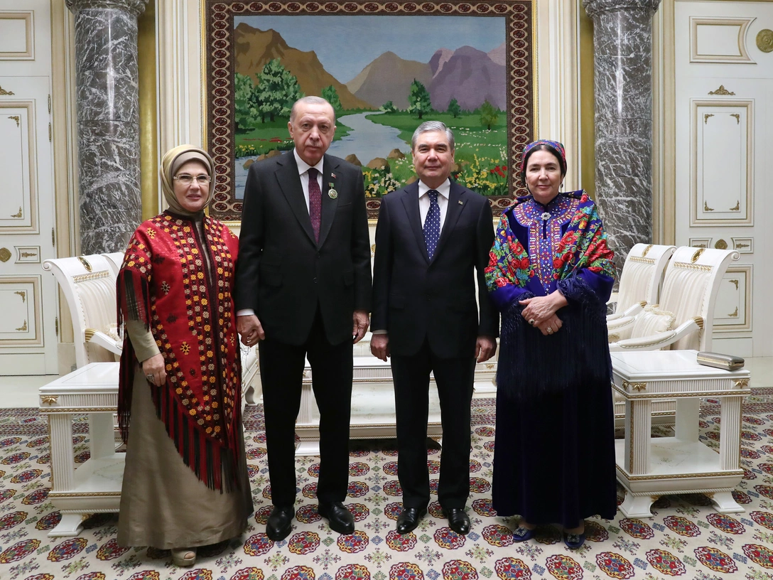 Амине и Реджеп Тайип Эрдоган, а также Гурбангулы и Огулгерек Бердымухамедовы во дворце Огужан в Ашхабаде, Туркменистан, 27 ноября 2021 | marieclaire.ru