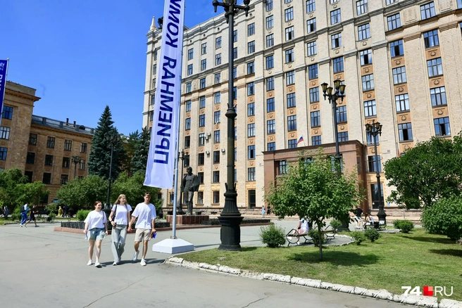 В Челябинске завыли сирены, рожениц в перинатальном центре укрыли в подвале, в вузе в разгаре приемная кампания | Источник: Михаил Шилкин