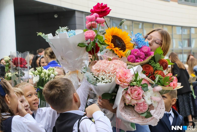 Учителей буквально засыпали цветами | Источник: Наталья Бурухина / NN.RU