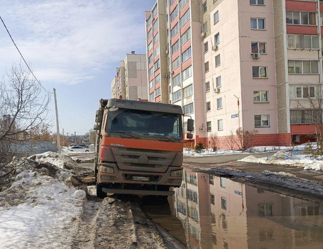 Художника Русакова, 5Б: самосвал стоит с частичным заездом на газон (на других фотографиях это видно). Поскольку данный микрорайон обозначен жилой зоной, стоянка грузовой техники здесь в принципе запрещена. Автор пишет, что отправил обращение в ГАИ | Источник: читатель 74.RU