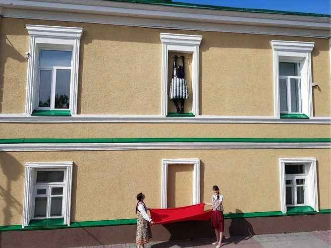 Долгие годы памятник провисел на фасаде музея | Источник: Музей истории Томска