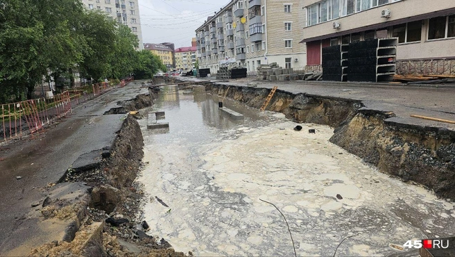 Вот такая река — во время ливня затопило все раскопки | Источник: Алёна Кисель / 45.RU